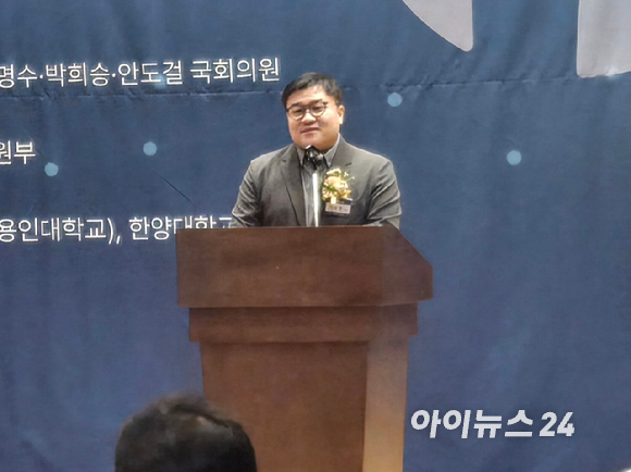 이승영 LIG넥스원 미래전장연구개발본부 CTO가 1일 국회서 진행된 피지컬AI 국가 대전환 전략 컨퍼런스에서 발언하고 있다. [사진=최란 기자]