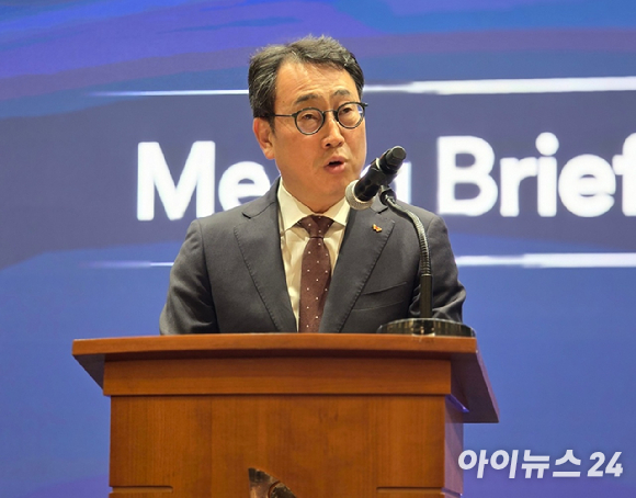 2일 서울 중구 SK K타워에서 열린 SK텔레콤 유심 일부 정보 해킹·유출 사고 관련 브리핑에서 유영상 SK텔레콤 대표가 향후 대책을 발표하고 있다. [사진=안세준 기자]
