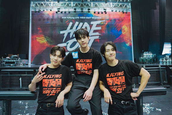 엔플라잉 유회승, 차훈, 이승협이 '2024 N.Flying LIVE "HIDE-OUT" IN JAPAN'에서 포즈를 취하고 있다. [사진=FNC엔터테인먼트]