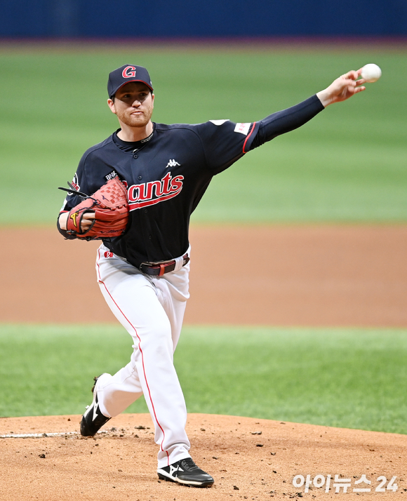 롯데 자이언츠 찰리 반즈가 13일 열린 한화 이글스와 홈 경기에 선발 등판해 6이닝 무실점으로 호투하며 승리투수가 됐다. [사진=김성진 기자]