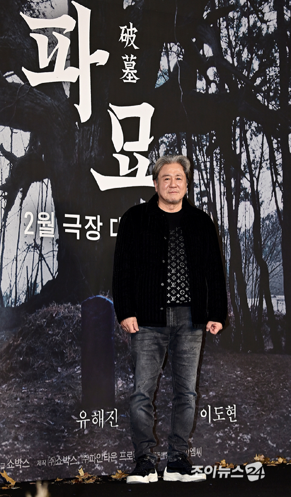 배우 최민식이 17일 오전 서울 중구 더 플라자 호텔 서울에서 진행된 영화 '파묘'(감독 장재현) 제작보고회에 참석해 포즈를 취하고 있다. [사진=곽영래 기자]