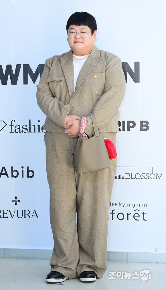 인플루언서 한현재(샵뚱)가 24일 오후 서울 성동구 성수동 더블유미션에서 열린 홀리넘버세븐 X 코타로 타니야마 콜라보 팝업 오프닝 행사에 참석하고 있다. [사진=정소희 기자]