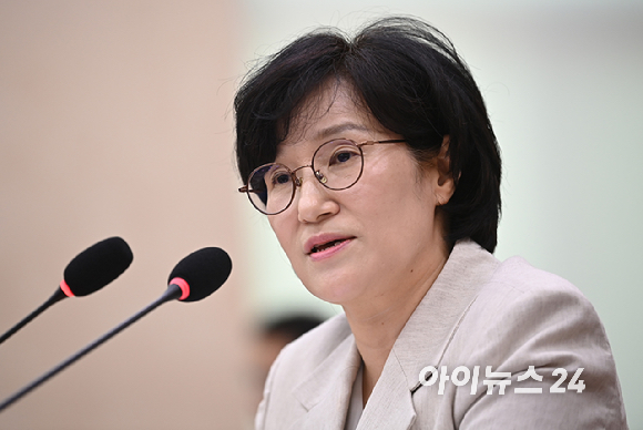 원민경 여성가족부 장관 후보자가 3일 국회 여성가족위원회에서 열린 인사청문회에서 질의에 답변하고 있다. [사진=곽영래 기자]