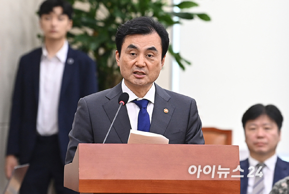 안규백 국방부 장관이 25일 오후 서울 여의도 국회에서 열린 국방위원회 전체회의에서 2024회계연도 결산 관련 제안 설명을 하고 있다. [사진=곽영래 기자]