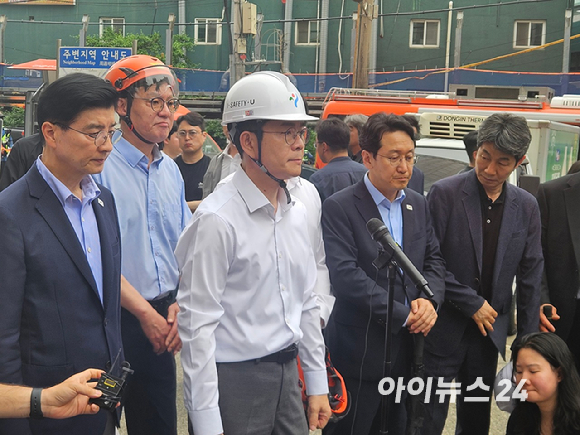 26일 정원오 더불어민주당 서울시장 후보가 서울 서대문구 서소문 고가 차도 철거공사 붕괴사고 현장을 찾아 질문에 답하고 있다. [사진=홍성효 기자]