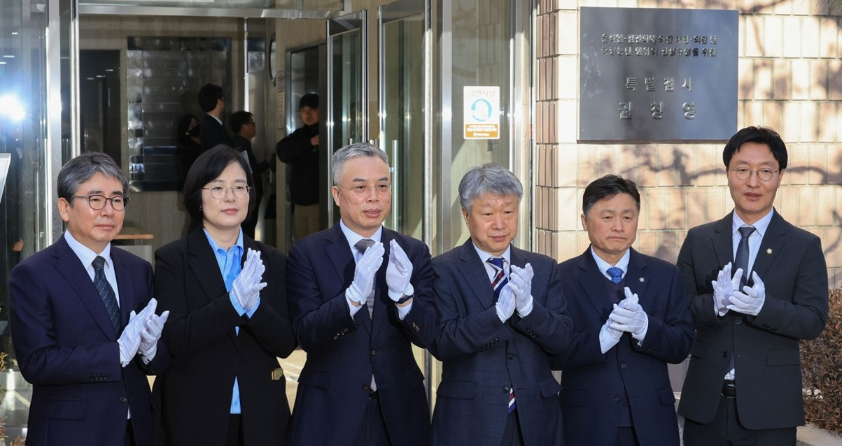 권창영 2차 종합특별검사팀이 지난 2월 25일 과천 사무실 현판식에서 손뼉 치고 있다. 2026.2.25 [사진=연합뉴스]