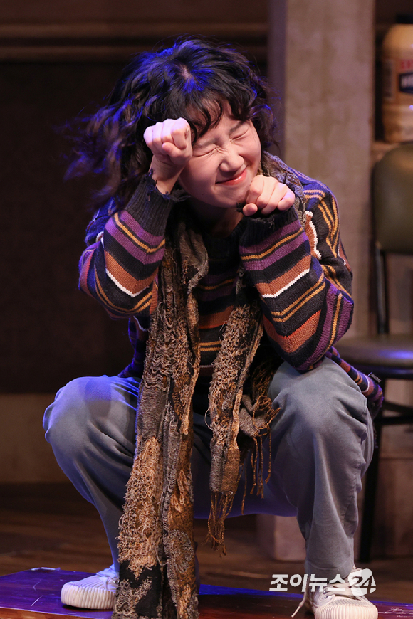 배우 김단이가 19일 오후 서울 종로구 동숭동 대학로티오엠에서 진행된 연극 '오펀스' 프레스콜에 참석해 열연을 펼치고 있다. [사진=문수지 기자]