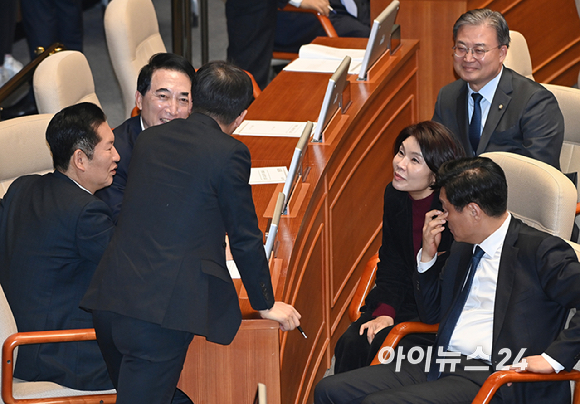 더불어민주당 정청래 대표와 한병도 원내대표 등 지도부가 12일 서울 여의도 국회에서 열린 본회의에서 대화를 나누고 있다. [사진=곽영래 기자]