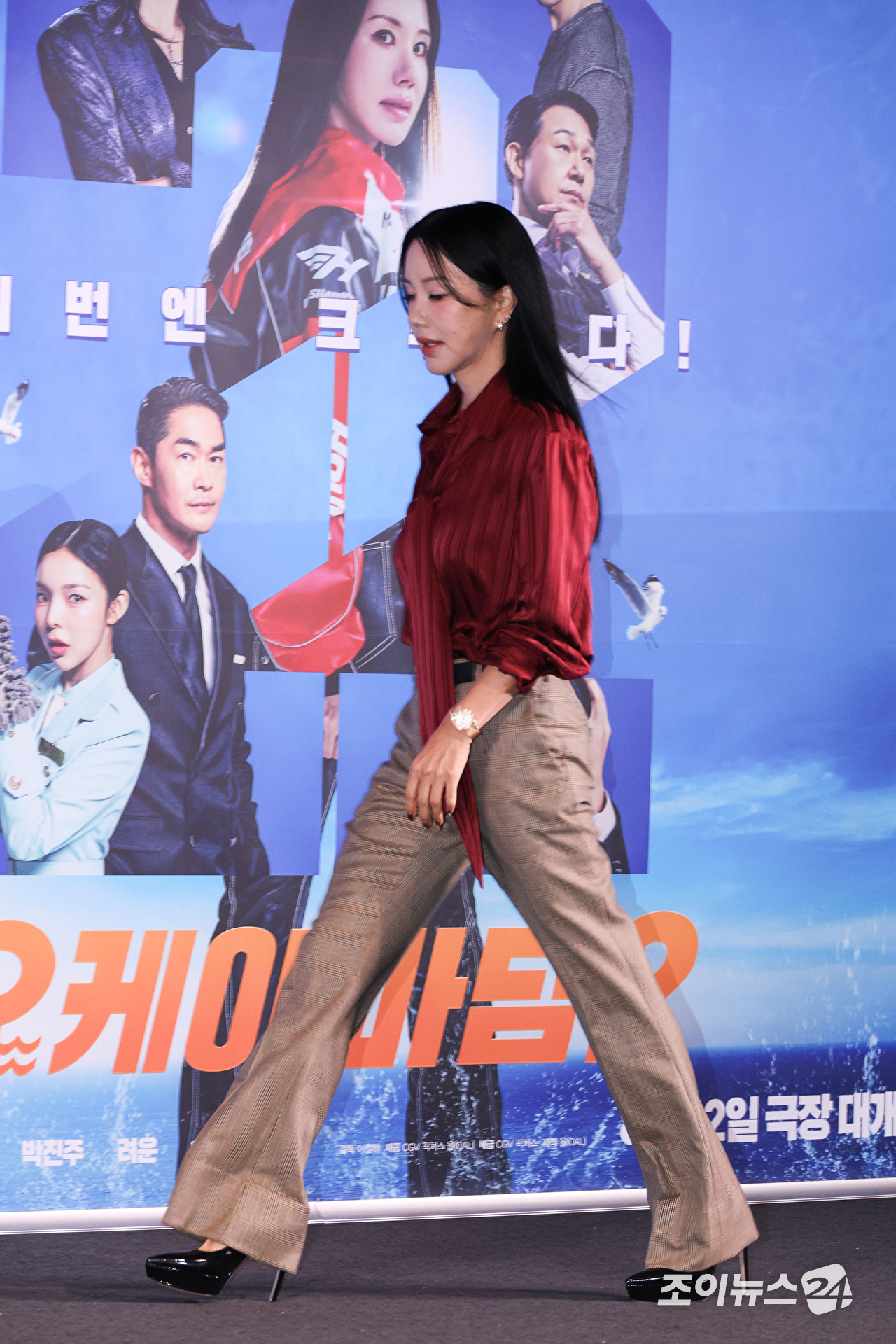 배우 엄정화가 27일 오후 서울 용산구 CGV 용산아이파크몰점에서 진행된 영화 '오케이 마담2'(감독 이철하) 언론시사회에 참석해 포즈를 취하고 있다. [사진=문수지 기자]
