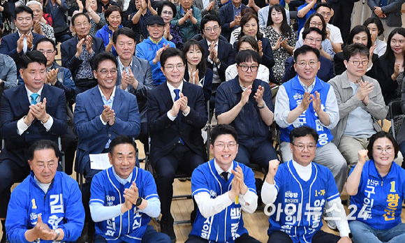 정원오 더불어민주당 서울시장 후보가 19일 오후 서울 용산구에서 열린 정원오 착착개발 공약 지지선언식에서 참석자들과 기념촬영을 하고 있다. [사진=곽영래 기자]
