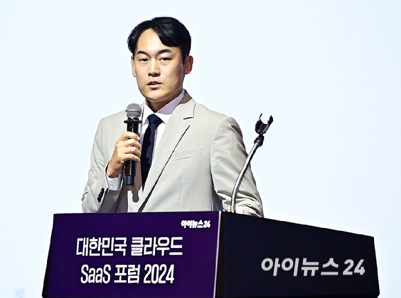 이승재 메가존클라우드 신사업 총괄이 26일 서울 영등포구 여의도동 FKI타워 그랜드볼룸에서 열린 '대한민국 클라우드·SaaS 포럼 2024(KCSF2024)'에서 '우리 회사에 꼭 필요한 AI와 SaaS를 찾고, 활용하고, 아끼는 방법' 을 강연하고 있다. [사진=곽영래 기자]