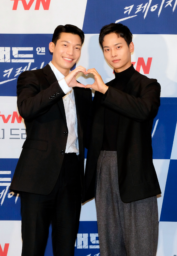 배우 위하준-차학연이 13일 온라인으로 진행된 tvN 새 금토드라마 '배드 앤 크레이지' 제작발표회에 참석해 포즈를 취하고 있다. [사진=tvN]