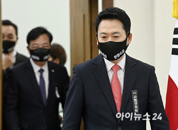 장동혁 국민의힘 대표가 5일 서울 여의도 국회에서 열린 최고위원회의에 마스크를 쓰고 참석하고 있다. [사진=곽영래 기자]