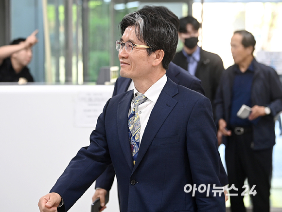 오동운 고위공직자범죄수사처(공수처) 처장이 30일 오전 서울 서초구 서울중앙지방법원에서 열린 순직 해병 사건 수사 방해 혐의 공판에 출석하고 있다. [사진=곽영래 기자]