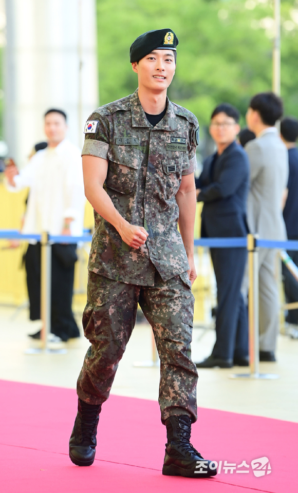 '기리고' 배우 백선호가&nbsp;31일 오후&nbsp;인천시 영종구 운서동 파라다이스시티에서 열린&nbsp;제5회 청룡시리즈어워즈&nbsp;레드카펫 행사에 참석하고 있다. [사진=정소희 기자]