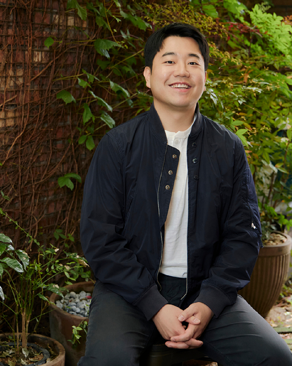 김란주 작가가 쿠팡플레이 예능 '봉주르빵집' 인터뷰에 앞서 포즈를 취하고 있다. [사진=쿠팡플레이]