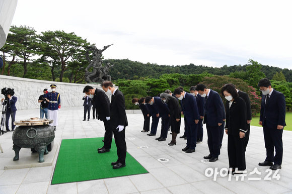 정진석 국민의힘 비상대책위원장과 권성동 원내대표가 14일 서울 동작구 국립서울현충원에서 비대위원들과 묵념을 하고 있다. [사진=국회사진취재단]