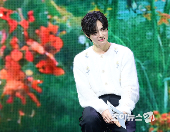 그룹 엑소 수호가 21일 오후 서울 광진구 예스24라이브홀에서 열린 카이 솔로 네 번째 미니앨범 '웨이트 온 미'(Wait On Me) 발매 기념 쇼케이스에 MC로 참석하고 있다. [사진=정소희 기자]