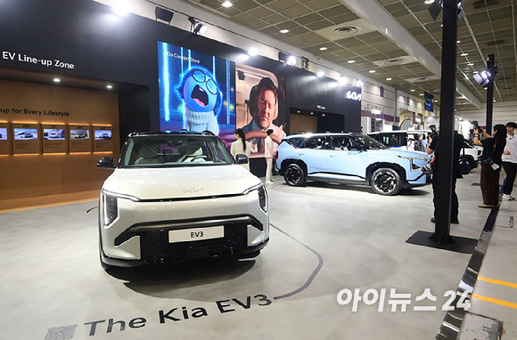 BYD코리아는 25일 서울 코엑스에서 열리는 'EV트렌드코리아 2026'에서 부스를 마련하고 '씨라이언 6 DM-i'를 선보였다. [사진=설재윤 기자]