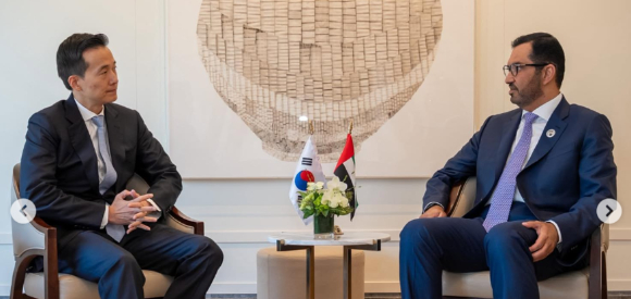 김동관 한화그룹 부회장(왼쪽)이 지난 18일 서울 소공동 롯데호텔에서 술탄 아흐메드 알 자베르 아랍에미리트(UAE) 첨단산업기술부 장관 겸 아부다비석유공사(ADNOC&middot;애드녹)사장과 만나 대화를 나누고 있다. [사진=ADNOC]