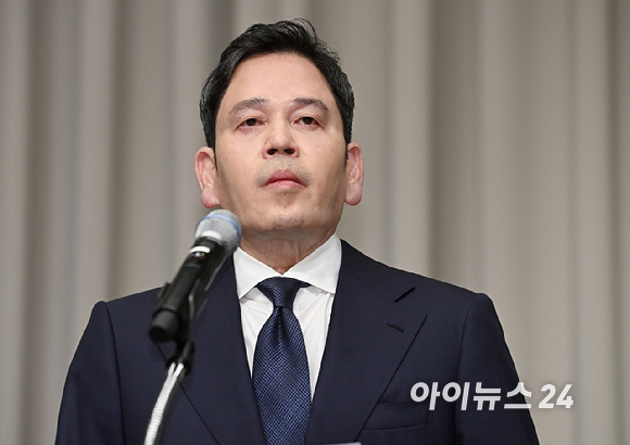 정용진 신세계그룹 회장이 26일 서울 강남구 조선팰리스 호텔에서 스타벅스 5.18 '탱크데이' 마케팅 관련 대국민 사과를 하고 있다. [사진=곽영래 기자]