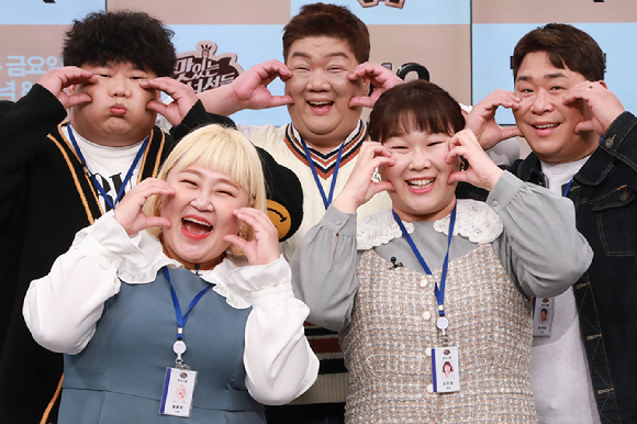 코미디언 김태원, 홍윤화, 유민상, 김민경, 문세윤이 30일 온라인으로 진행된 채널 IHQ 예능 프로그램 '맛있는 녀석들' 기자간담회에 참석해 포즈를 취하고 있다. [사진=IHQ]