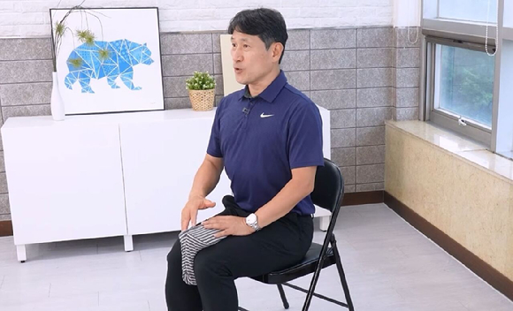 거대하고 복잡한 헬스장 기구 없이 의자만으로 하체노화를 막을 수 있는 가벼운 운동이 전문가에 의해 소개됐다. 본 기사와 무관한 이미지. [사진=픽사베이@happyveganfit]
