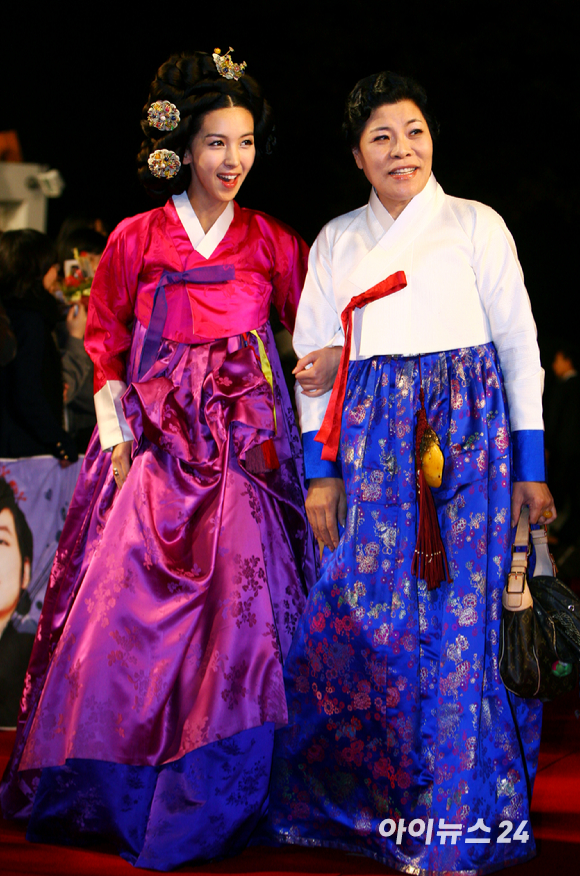 지난 2009년 11월6일 박술녀(오른쪽) 한복 디자이너가 제46회 대종상영화제' 시상식 레드카펫에 참석하고 있다.  [사진=정소희 기자]