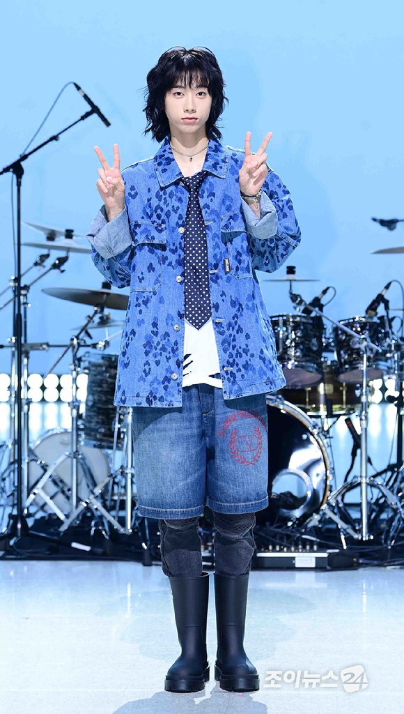 밴드 하이파이유니콘 허민이 13일 오후 서울 마포구 상암동 MBC 공개홀에서 열린 Hi-Fi Un!corn(하이파이유니콘) Single Album 'Teenage Blue' 발매 쇼케이스에 참석하고 있다. [사진=정소희 기자]