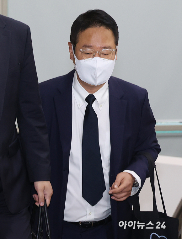 한남동 대통령 관저 이전 공사를 맡았던 김태영 21그램 대표가 27일 오전 서울 서초구 서울중앙지방법원에서 열린 공판에 출석하고 있다. [사진=곽영래 기자]