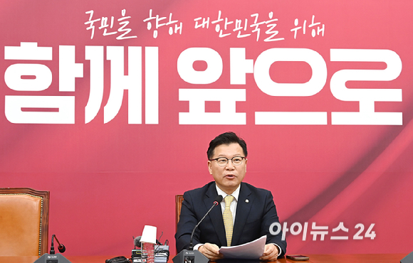 이양수 국민의힘 사무총장이 9일 오후 서울 여의도 국회에서 김문수 대통령 후보와 한덕수 무소속 예비후보의 단일화 관련 기자회견을 하고 있다. [사진=곽영래 기자]