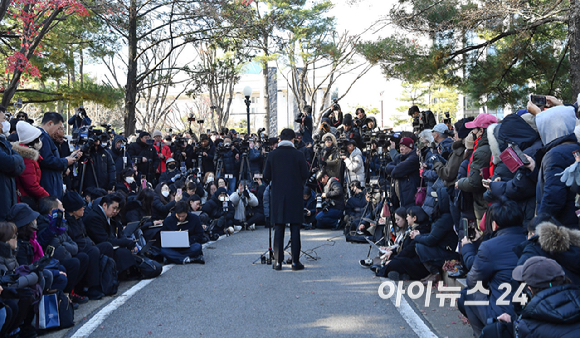 한동훈 국민의힘 전 대표가 3일 서울 여의도 국회도서관 앞 쪽문에서 12ㆍ3 비상계엄 1주년 관련 기자회견을 하고 있다. [사진=곽영래 기자]