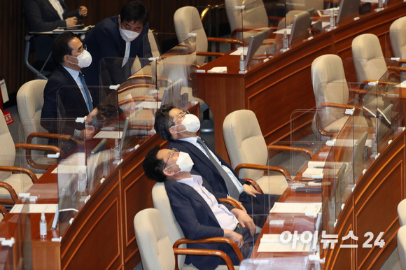 27일 국회 본회의에서 '검찰수사권 축소 관련 법안'인 검찰청법 개정안에 대해 무제한토론(필리버스터)을 하는 동안 더불어민주당 박찬대, 김정호 의원 등이 피곤한 듯 눈을 감고 있다. 왼쪽 위는 박홍근 원내대표와 김민기 의원. [사진=김성진 기자]