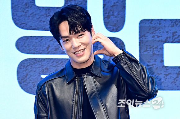 배우 김정현이 25일 오후 서울 구로구 더세인트에서 열린 KBS 2TV 새 주말드라마 '다리미 패밀리' 제작발표회에서 포토타임을 갖고 있다. [사진=곽영래 기자]