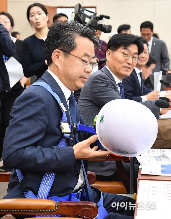 박홍배 더불어민주당 의원이 15일 서울 여의도 국회에서 열린 기후에너지환경노동위원회의 고용노동부 등 국정감사에서 산업용 안전장비를 착용하고 참석하고 있다. [사진=곽영래 기자]