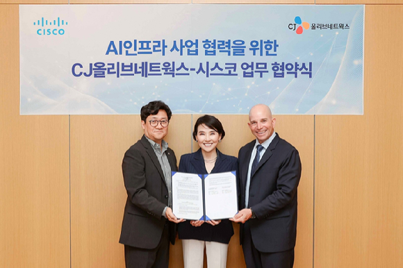 (왼쪽부터) 유인상 CJ올리브네트웍스 대표와 최지희 시스코코리아 최지희 대표, 데이브 웨스트 시스코 APJC 지역 총괄사장이 GPU기반의 AI 인프라 사업 확대를 위한 전략적 업무협약을 체결한 뒤 기념 촬영하고 있다. [사진=CJ올리브네트웍스]