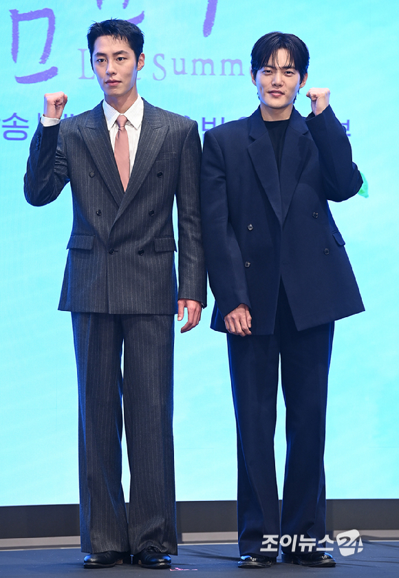 배우 이재욱, 김건우가 29일 서울 구로구 더세인트에서 열린 KBS2TV 새 토일 '마지막 썸머' 제작발표회에서 포토타임을 갖고 있다. [사진=곽영래 기자]