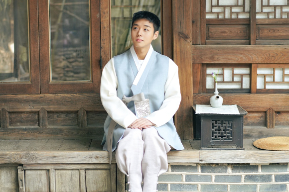 배우 박지훈이 설날을 맞아 한복을 입고 따뜻한 인사를 건네고 있다. [사진=YY엔터테인먼트]