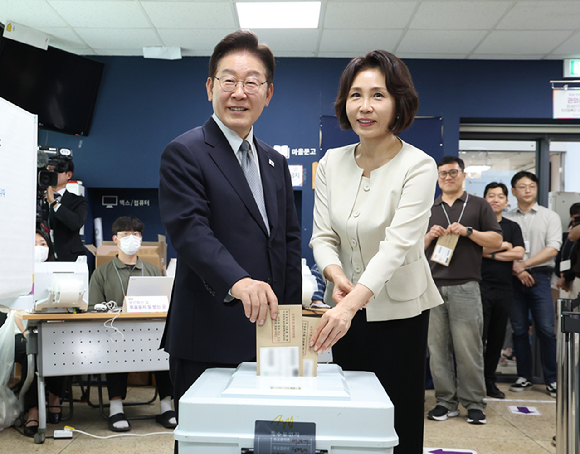 이재명 대통령과 김혜경 여사가 제9회 전국동시지방선거 사전투표 첫날인 29일 서울 종로구 삼청동 주민센터에 마련된 사전투표소에서 투표용지를 투표함에 넣고 있다. 2026.5.29 [청와대통신사진기자단] [사진=연합뉴스]