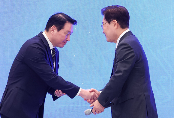 이재명 대통령과 이재용 삼성전자 회장, 최태원 SK그룹 회장이 29일 청와대에서 열린 3대 메가프로젝트 국민보고회에서 기업 투자 발표 후 기념촬영을 하고 있다. 2026.6.29 [사진=청와대통신사진기자단]