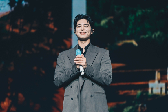 박보검이 지난 6일 마카오 더 런더너 아레나에서 진행된 팬미팅에서 팬들을 만나고 있다. [사진=더블랙레이블]