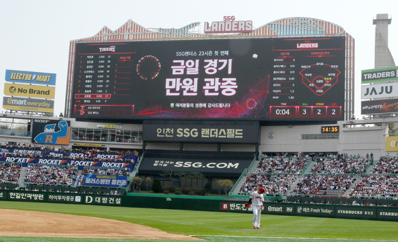 SSG 랜더스 구단은 2일 열린 KIA 타이거즈와 홈 경기가 매진됐다고 알렸다. 인천 연고 구단으로 개막 2연전 만원 관중 입장은 이번이 처음이다. [사진=SSG 랜더스]