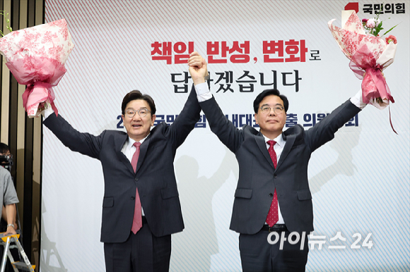 송언석 국민의힘 신임 원내대표가 16일 오후 서울 여의도 국회에서 열린 2025 국민의힘 원내대표 선출 의원총회에서 꽃다발을 든 채 손을 들어올리고 있다. [사진=곽영래 기자]