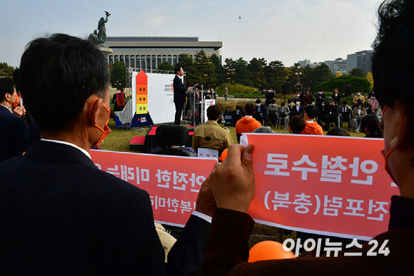 안철수 국민의당 대표가 1일 오전 국회 잔디광장에서 20대 대통령 선거 출마 선언을 하고 있다.