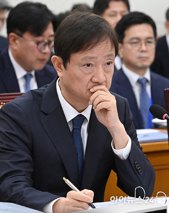 이찬진 금융감독원장이 27일 서울 여의도 국회에서 열린 정무위원회의 종합감사에서 위원 질의를 경청하고 있다. [사진=곽영래 기자]