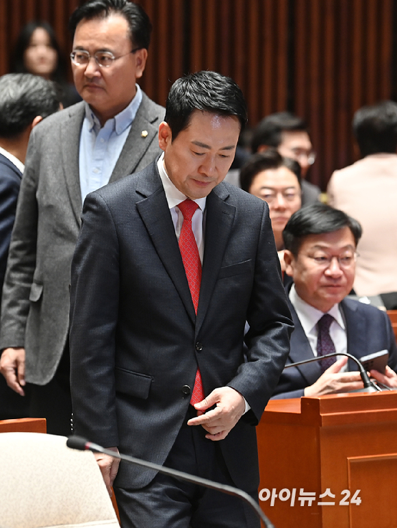 장동혁 국민의힘 대표가 12일 서울 여의도 국회에서 열린 의원총회에 참석하고 있다. [사진=곽영래 기자]