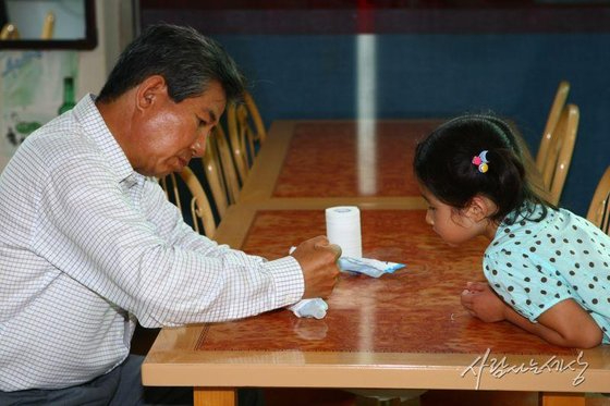 2008년 고(故) 노무현 전 대통령이 경남 김해 진영 봉하마을에서 손녀 노서은양을 자전거 뒷자리에 태우고 봉하벌판을 달리고 있다 [사진=노무현 사료관]