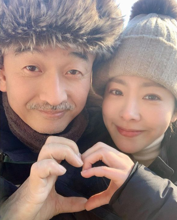 이준익 감독과 한지민이 '욘더' 촬영을 마쳤다. [사진=한지민 인스타그램]