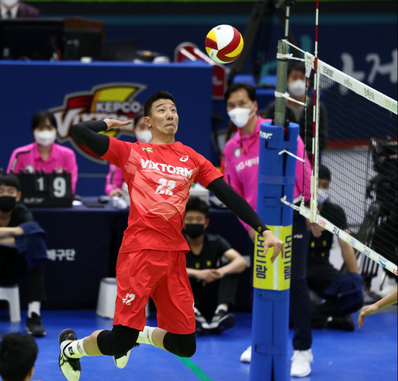 한국전력 신영석이 지난 8일 열린 대한항공과 홈 경기 도중 속공을 시도하고 있다. [사진=발리볼코리아닷컴]