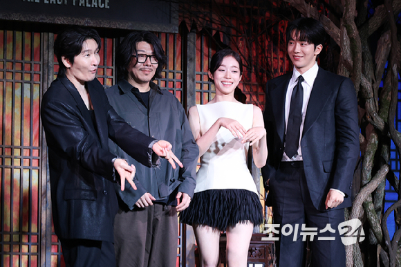 배우 조승우, 노윤서, 남주혁이 8일 오전 서울 영등포구 페어몬트 앰배서더 서울에서 진행된 넷플릭스 시리즈 '동궁' 제작발표회에 참석해 포즈를 취하고 있다. [사진=문수지 기자]